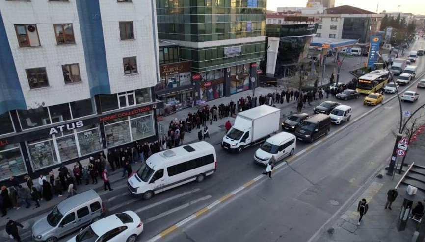 EYTliler kuyruk oluşturdu SGK önünde sıraya girdiler... EYT başvurusu nasıl yapılacak