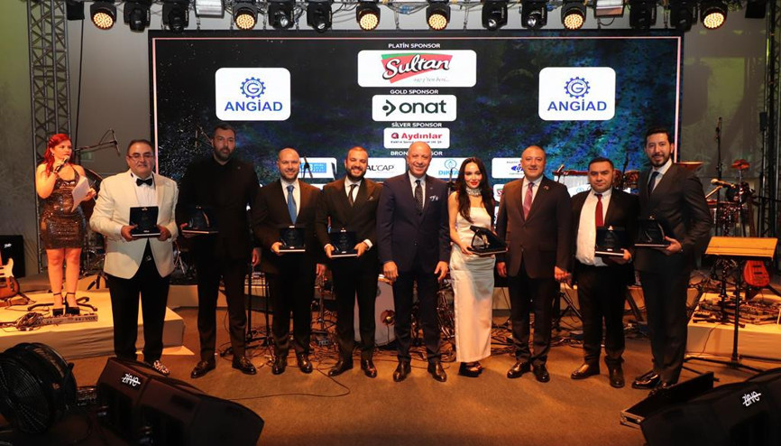 İş dünyasından balolu kutlama