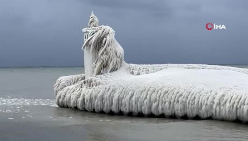 Kanadada kar fırtınası: Deniz feneri ve iskele buz tuttu