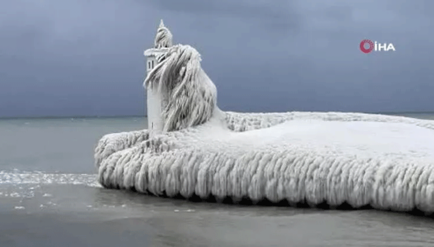 Kanadada kar fırtınası: Deniz feneri ve iskele buz tuttu