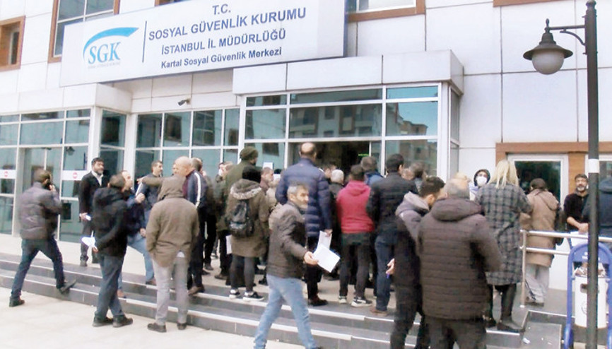 SGK’ya akın sürüyor... Oluşan uzun sıralar sonrasında SGK bugün de çalışacağını açıkladı