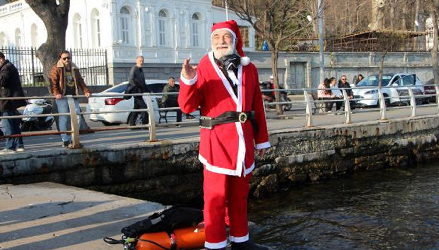 İstanbul Boğazına dalan Noel Baba denizden plastik balık çıkardı