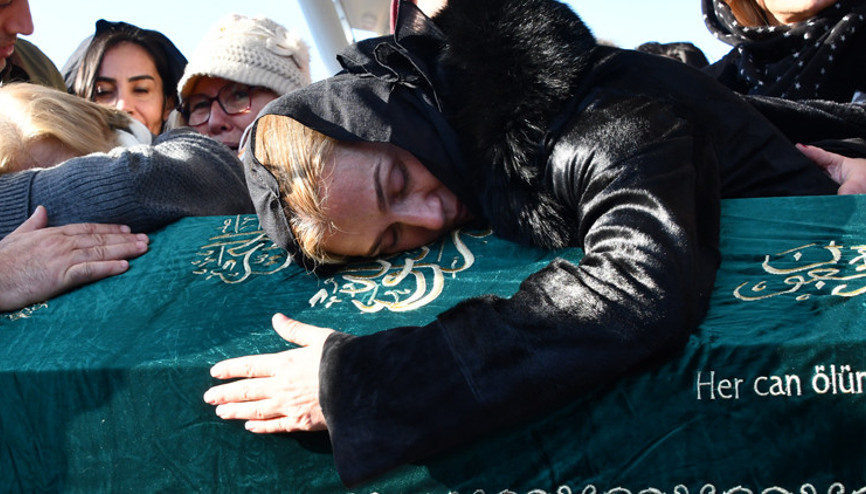 Tuğba Özay yeni yılda baba acısıyla sarsıldı