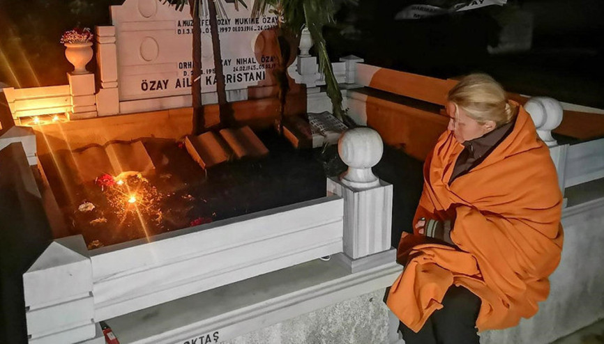 Tuğba Özay sabaha kadar babasının mezarını bekledi...  İlk gecende seni yalnız bırakabilir miydim