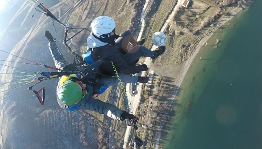 Yamaç paraşütü yaparken havada top sektirdi