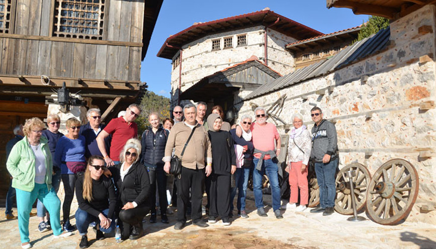 Antalya’daki ‘düğmeli evler’e ziyaretçi akını