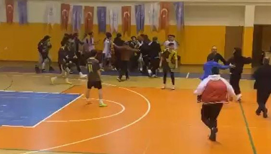 Liseler arası futsal turnuvasında tekmeli- yumruklu kavga Diskalifiye oldular Liseler arası futsal turnuvasında tekmeli- yumruklu kavga Diskalifiye oldular