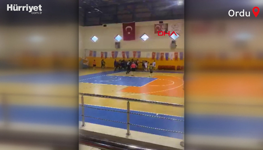 Liseler arası futsal turnuvasında tekmeli- yumruklu kavga; diskalifiye oldular Liseler arası futsal turnuvasında tekmeli- yumruklu kavga; diskalifiye oldular