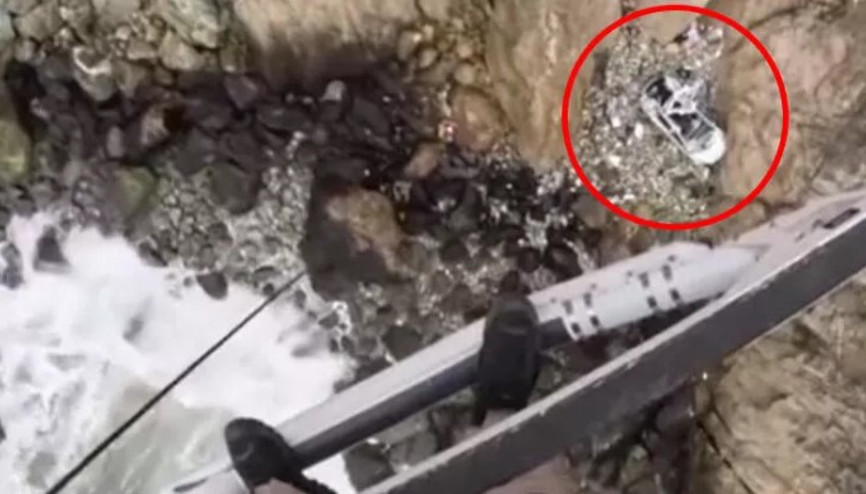 ABDde Tesla marka araç uçurumdan yuvarlandı, 4 kişi mahsur kaldı