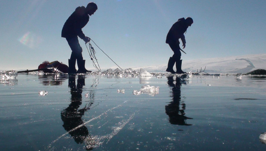 Çıldır Gölünde Eskimo usulü balık avı için ağlar suya bırakıldı