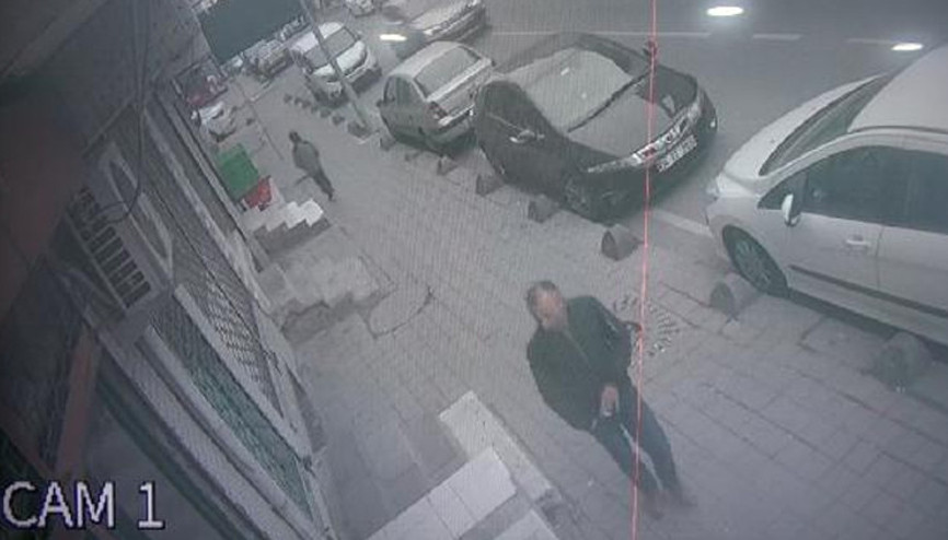 Sultangazide tıraş olmaya geldi, kalfayı eve gönderip hırsızlık yaptı