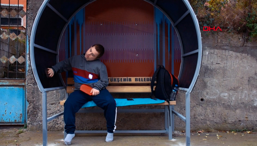 Kaldırımda oturarak servis bekleyen Eren Şenere özel durak