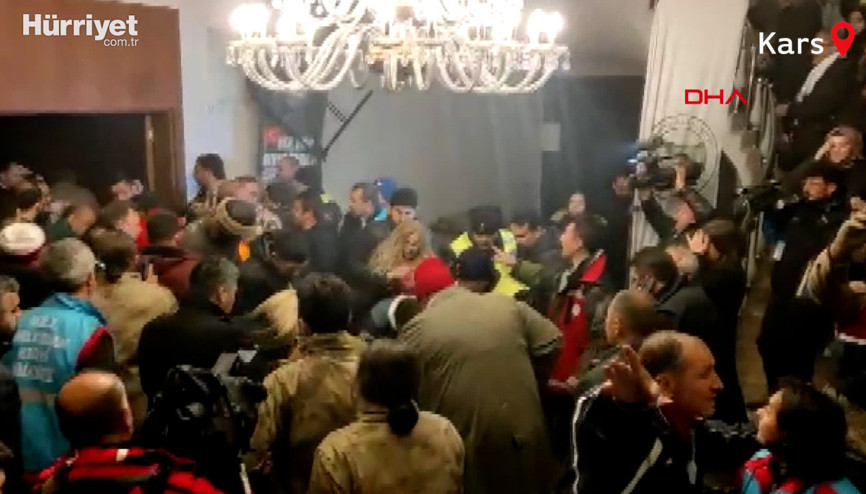 Sarıkamışta otelin tavanı çöktü Yaralılar var Sarıkamışta otelin tavanı çöktü Yaralılar var