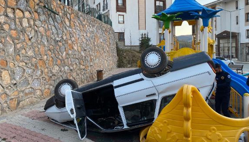 Park etmek istediği otomobiliyle sitenin bahçesindeki çocuk parkına uçtu Park etmek istediği otomobiliyle sitenin bahçesindeki çocuk parkına uçtu