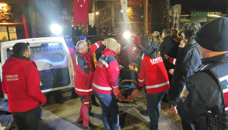 Sarıkamışta otelin asma tavanının çökmesiyle yaralanan 32 kişi taburcu edildi Sarıkamışta otelin asma tavanının çökmesiyle yaralanan 32 kişi taburcu edildi