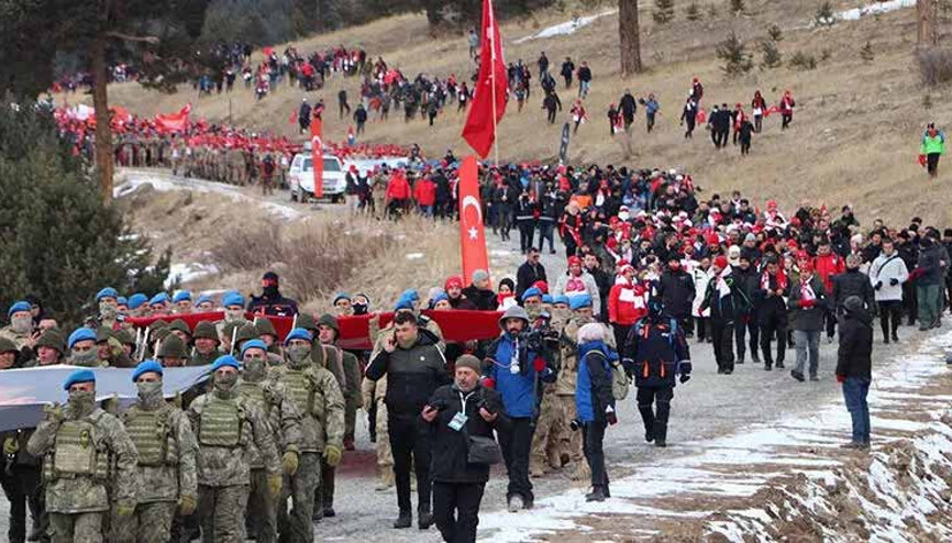 Sarıkamış şehitleri binlerce kişinin katıldığı yürüyüşle anıldı Sarıkamış şehitleri binlerce kişinin katıldığı yürüyüşle anıldı