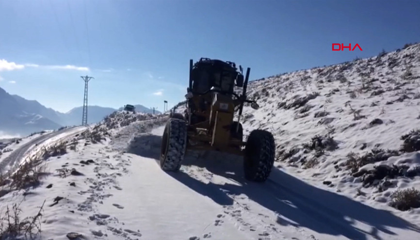 Batmanın Sason ilçesinde kar yağışı nedeniyle kapanan köy yolları açıldı