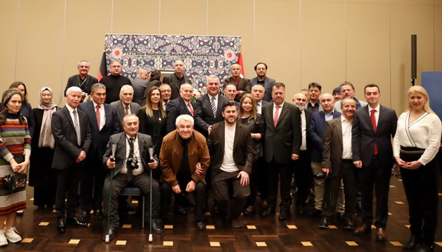 Büyükelçi Şen, Türk gazetecilerle bir araya geldi