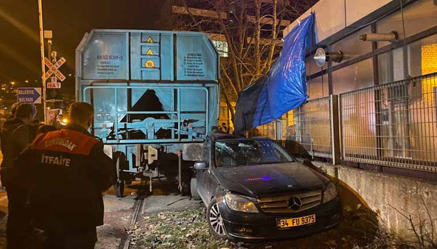 Zonguldakta feci kaza Trenin çarptığı otomobil hurdaya döndü