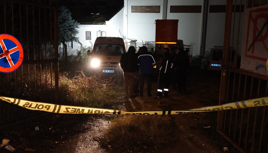Trafodan kablo çalarken elektrik akımına kapılıp öldü