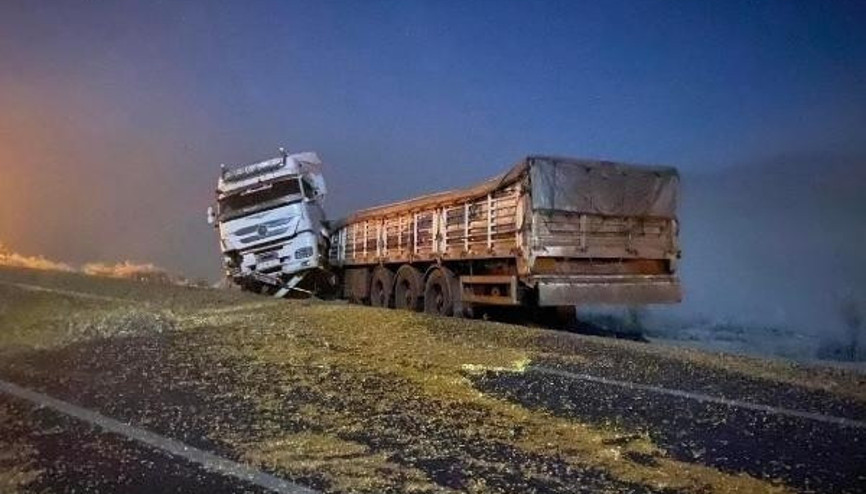 TIR bariyere çarptı: 2 yaralı