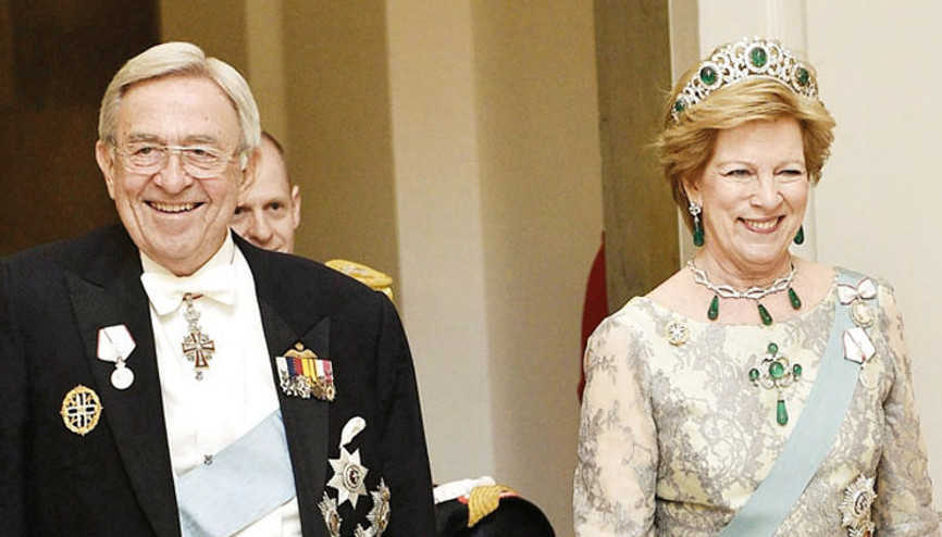 Cenaze töreninde krallar geçidi