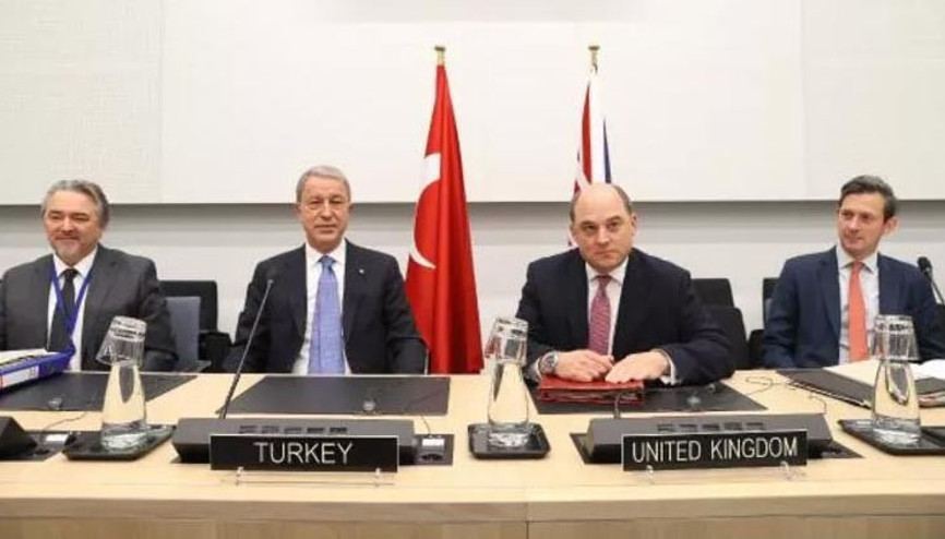 Bakanı Akar, İngiltere Savunma Bakanı Wallace ile görüştü