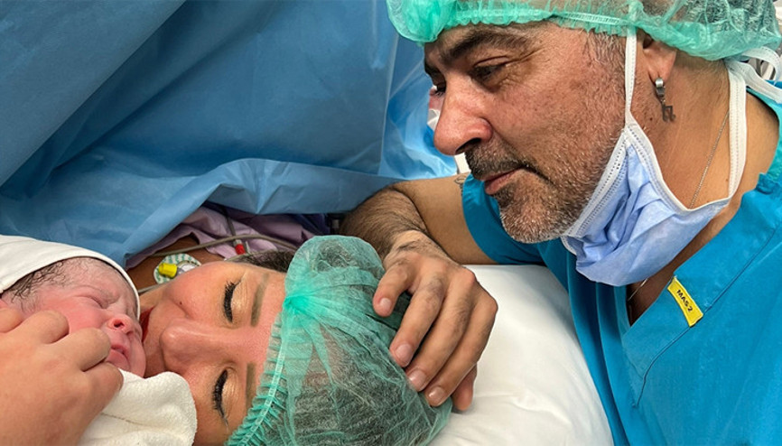 Ünlü şarkıcı 50 yaşında ikinci kez baba oldu