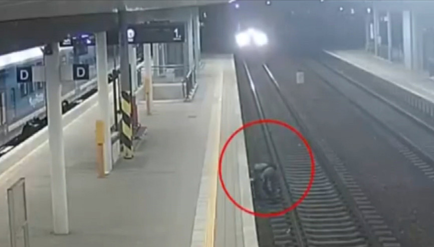 İzmarit toplamak için raylara indi, ölümden döndü