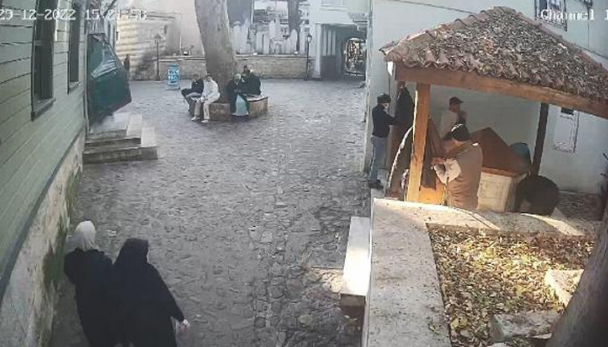 Camide hırsızlık: Abdest alırken 9 bin doları çalındı