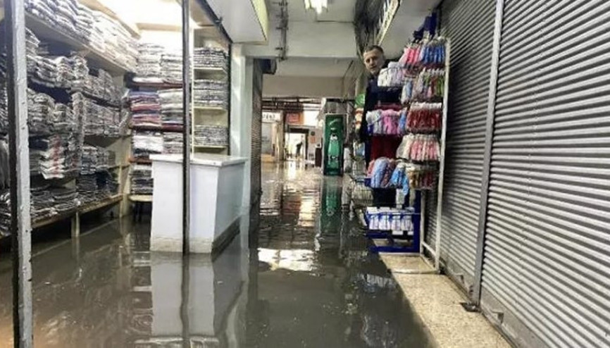 İzmirde sağanak: Kemeraltı Çarşısındaki iş hanını su bastı