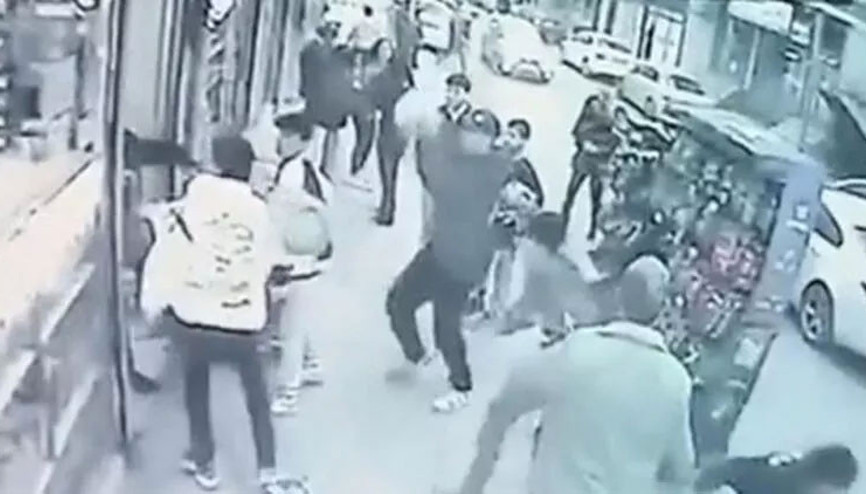 Kavgayı ayırmaya çalışan esnafın kafasına tüp fırlattı
