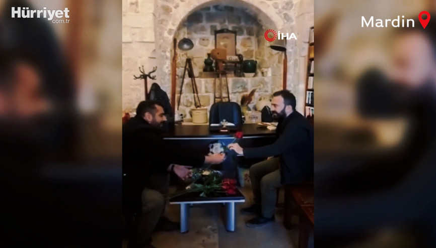 İsveç’te Kur’an-ı Kerim yakma girişimine karşı Mardinli gençler kiliselerde gül dağıttı