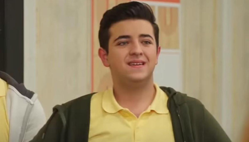 Berat Efe Parlar kimdir, kaç yaşında, hangi dizilerde ve filmlerde oynadı Sosyal medyadan annesinin vefatını duyurdu