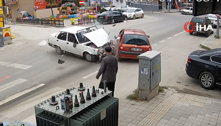 Tekirdağ’da iki otomobilin çarpıştığı kazada faciadan dönüldü