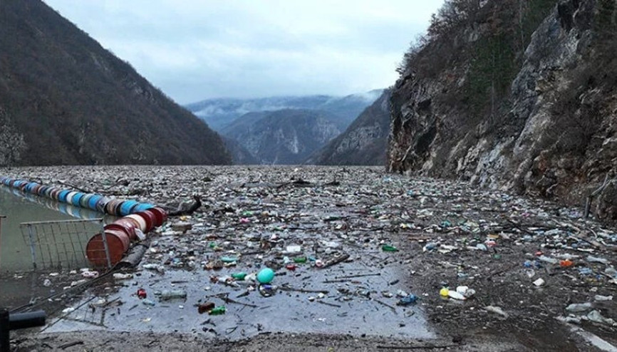 Bosna Hersekte ekolojik felaket sinyali Drina Nehrinin yüzeyi çöp ve plastik atıklarla doldu