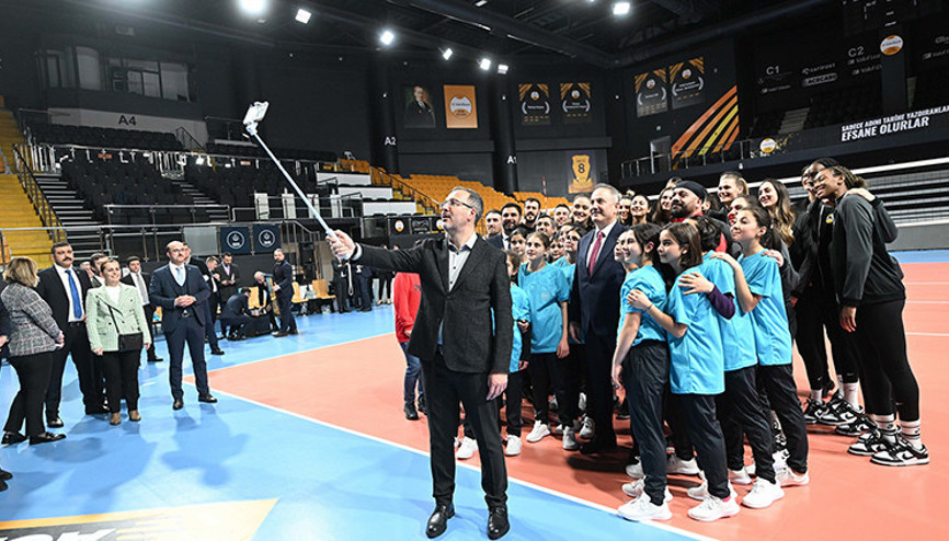 Bakan Kasapoğlu ile Guidetti, Kars’tan gelen kız voleybolcularla buluştu Bakan Kasapoğlu ile Guidetti, Kars’tan gelen kız voleybolcularla buluştu
