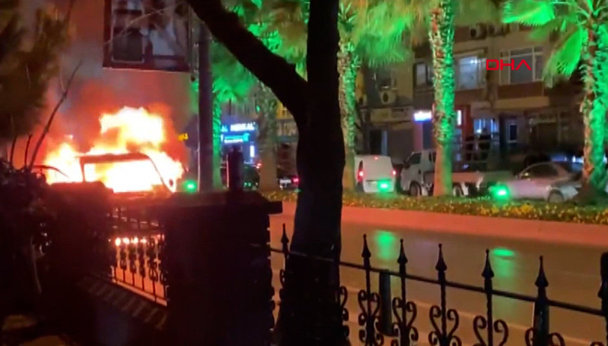 Bahçelievler’de satış işlemleri için götürdüğü hafif ticari araç, alev alev yandı