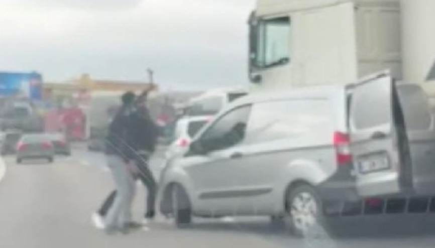 Sultanbeyli TEMde çekiçli kavga kamerada