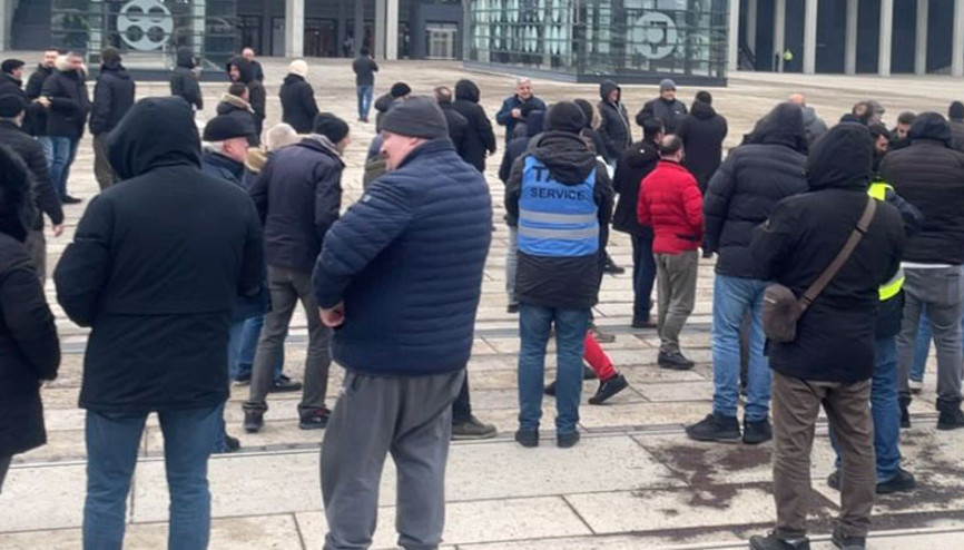 Berlin’de korsan taksicilere isyan: ‘Elimizden ekmeğimizi çalıyorlar’ Berlin’de korsan taksicilere isyan: ‘Elimizden ekmeğimizi çalıyorlar’