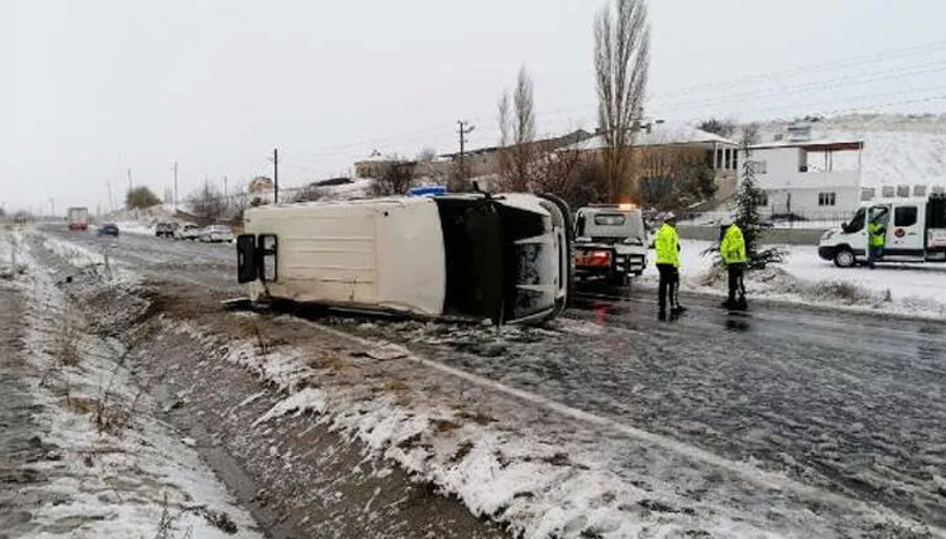 Tarım işçilerini taşıyan minibüs devrildi: 1 ölü, 13 yaralı