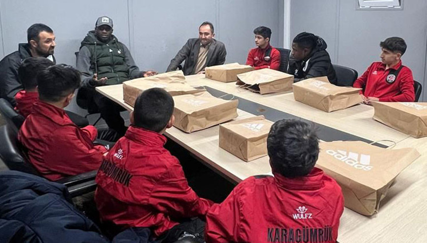 Diagneden altyapı futbolcularına krampon hediyesi Sık sık ziyaret ediyor...