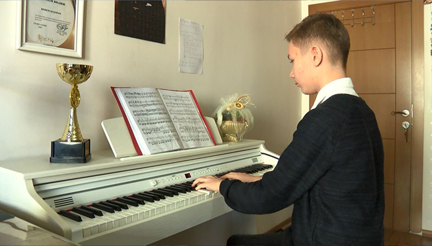 Piyanoyu tabletten öğrendi, 6 ayda 3 ödül aldı