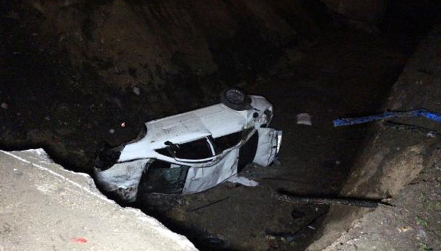 Otomobil çukura düştü: Sürücü yaralandı