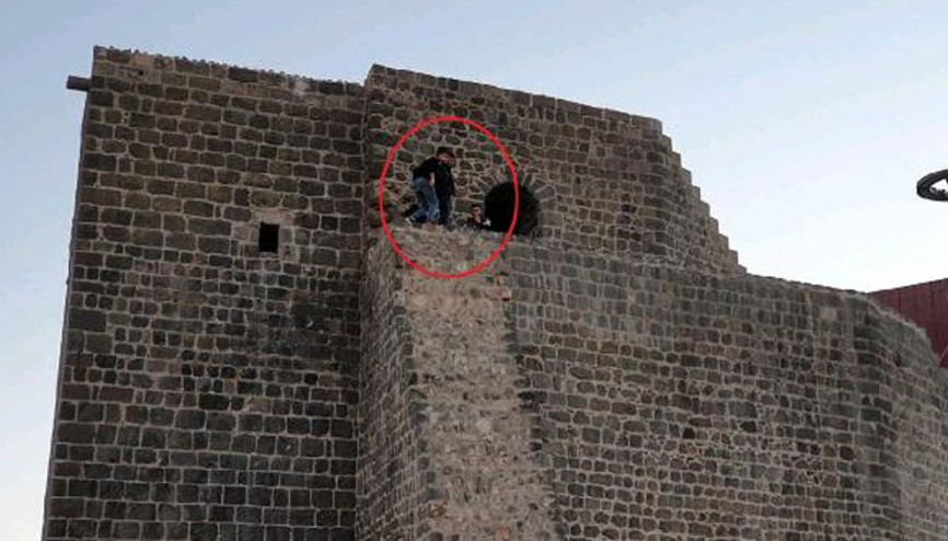 Diyarbakır’da surlara tehlikeli tırmanış kamerada