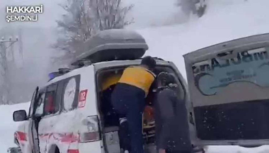 Yolu kapanan köydeki engelli hasta hastaneye nakledildi