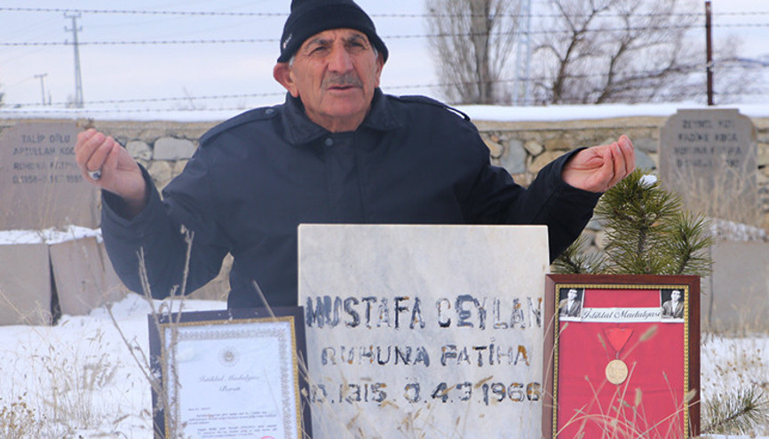 99 yıl sonra gelen İstiklal Madalyası... Babasının mezarına götürüp dua etti
