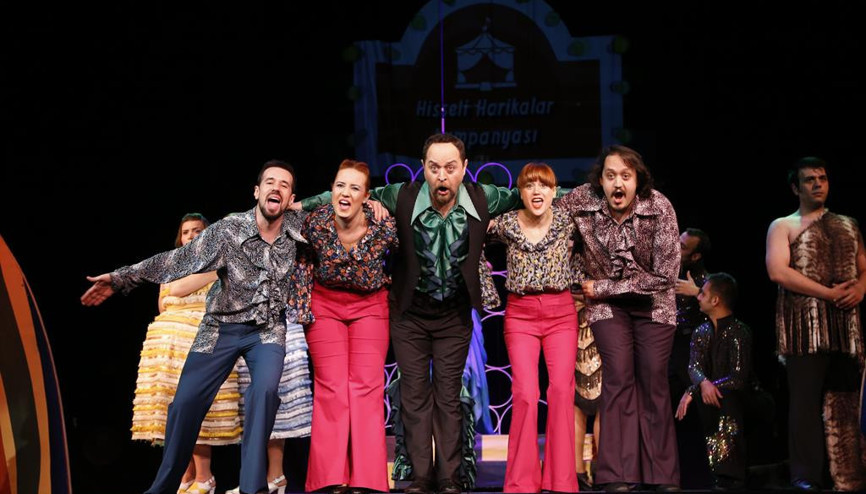 Efsane kumpanya perdelerini açtı