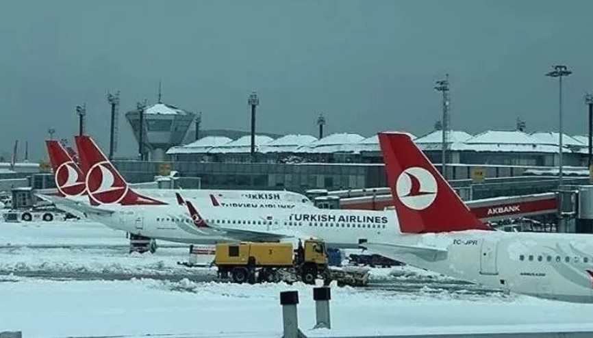 İstanbulda hava ulaşımına kar engeli Pegasus ve THYden açıklama geldi
