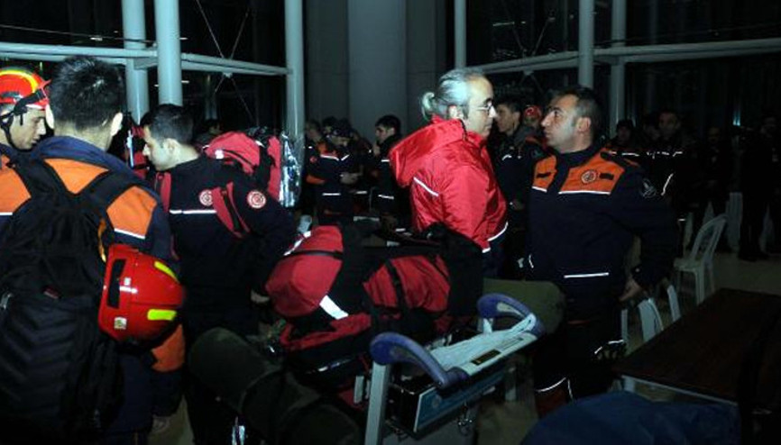İstanbuldan deprem bölgesine arama kurtarma ekipleri gidiyor
